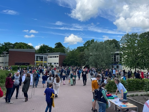 Der Schulhof ist gut gef&uuml;llt.