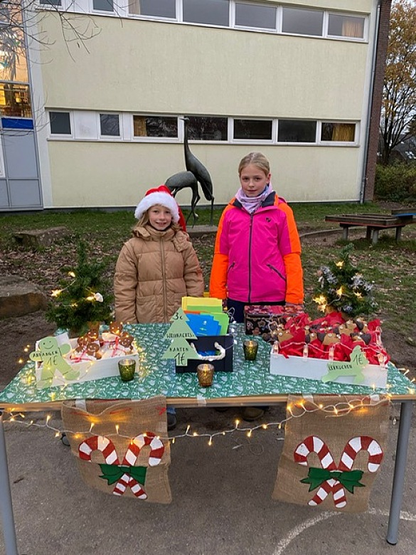 Die Sch&uuml;lerInnen haben ihre selbstgestalteten Dinge verkauft.Die Sch&uuml;lerInnen haben ihre selbstgestalteten Dinge verkauft.