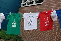 Der Schulverein bietet bunte T-Shirts an. 