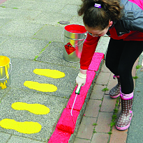 Bitte parken Sie nicht vor den Fußmarkierungen. Hier überqueren Kinder die Straße!