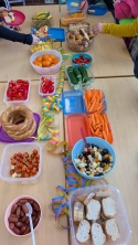 Helau! Auch in diesem Jahr wurde an unserer Grundschule fröhlich Karneval gefeiert. Schon am Morgen kamen die Kinder in bunten, lustigen und kreativen Kostümen zur Schule. Ob Piraten, Feen, Superhelden, Tiere oder Fantasiefiguren – die Vielfalt war beeindruckend und sorgte überall für gute Laune.